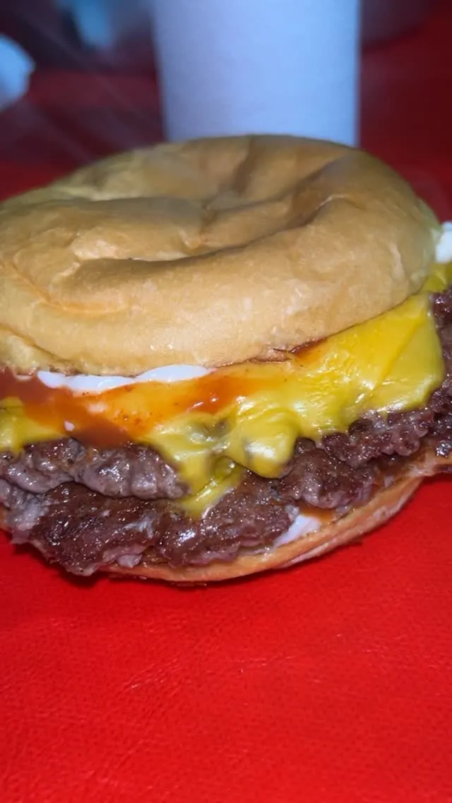 Cheeseburger doble con cheddar derretido y salsa